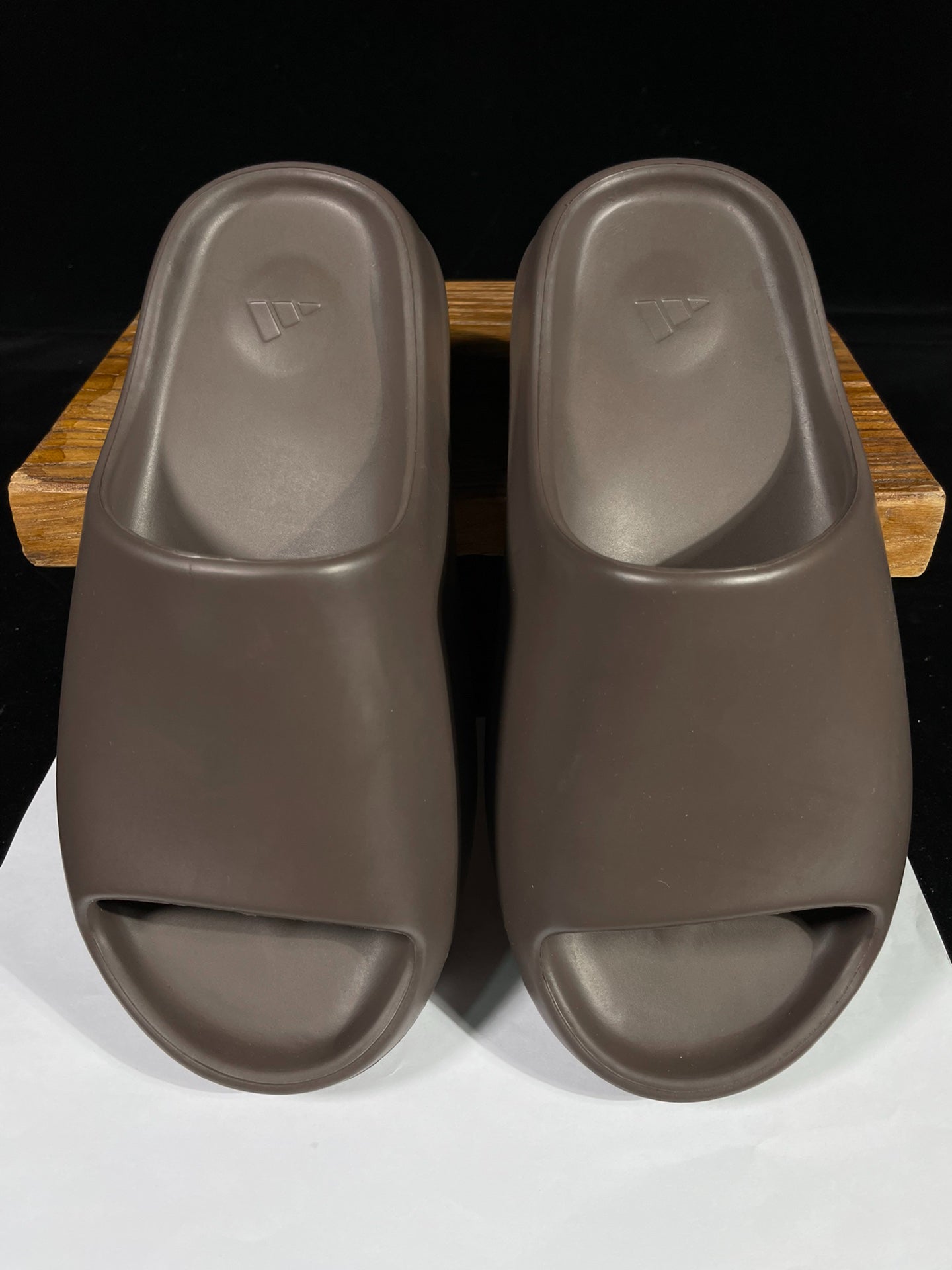 adidas YEEZY Slide "Soot"